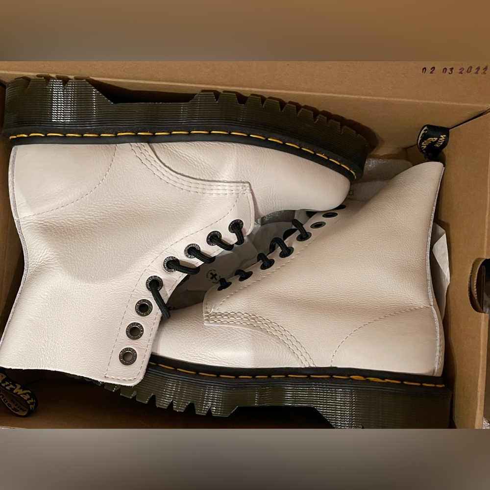 Dr. Martens, 1460 Pascal Bex Pisa Leather Lace Up Boots, Optical White, size 7 - Picture 13 of 15